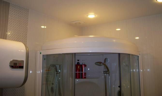 Натяжной потолок в ванной: особенности, плюсы и минусы