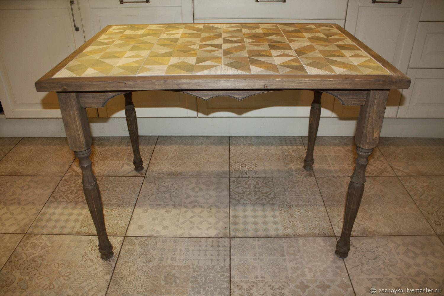 Кухонный стол плитка. Стол с плиткой керамической. Кухонный стол с керамической плиткой. Стол кухонный с плиткой.