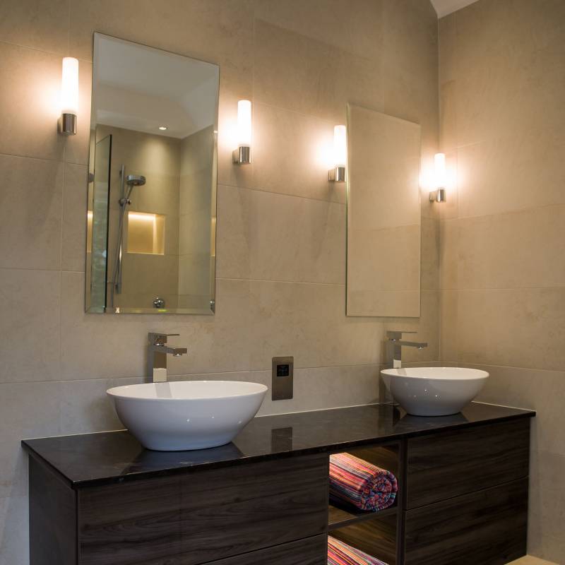 Влагостойкие светодиодные бра, встроенные светильники или споты для ванной комнаты: схема крепления и расположения на потолке и стенах