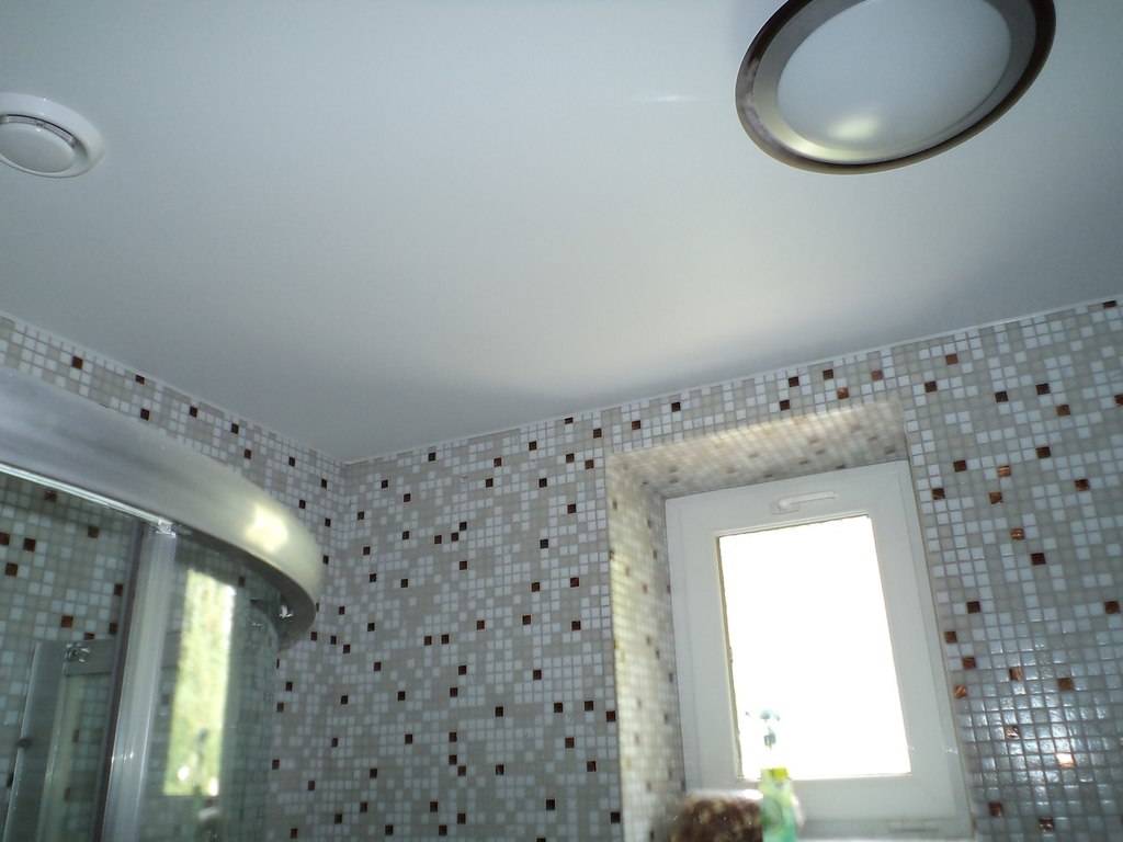 Плюсы и минусы натяжных потолков в разных ванных комнатах
