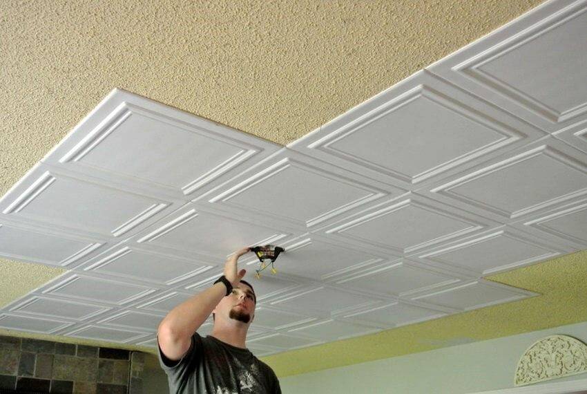 Как поклеить плитку на потолок: технология оклейки пенопластом (видео)