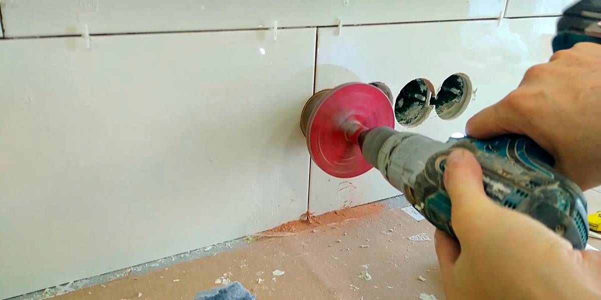 Как просверлить отверстие в кафельной плитке на стене – практическое руководство