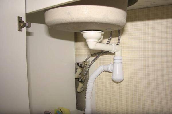 Как установить раковину в ванной в зависимости от ее конструкции