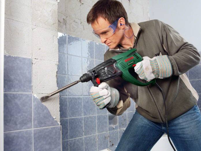 3 способа аккуратно снять плитку со стены в ванной