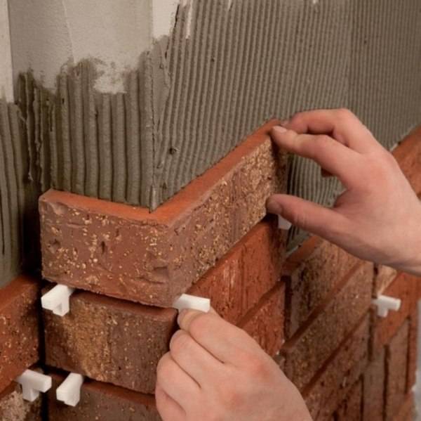 Облицовка внутренних стен керамической плиткой своими руками: пошаговая инструкция, видео