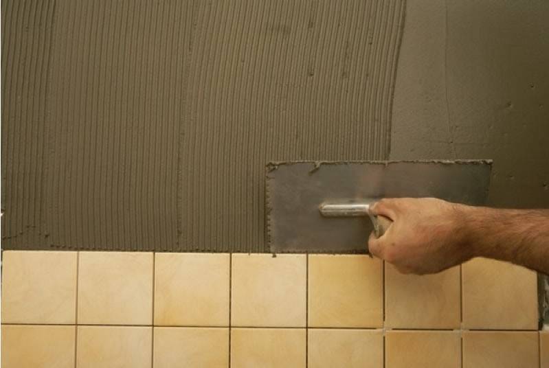 Можно ли выравнивать стены плиточным клеем вместо штукатурки