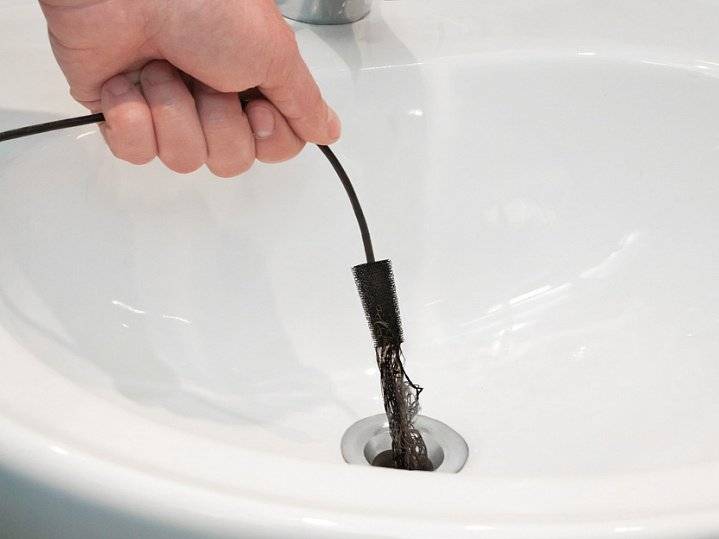 Как самостоятельно устранить засор в ванной