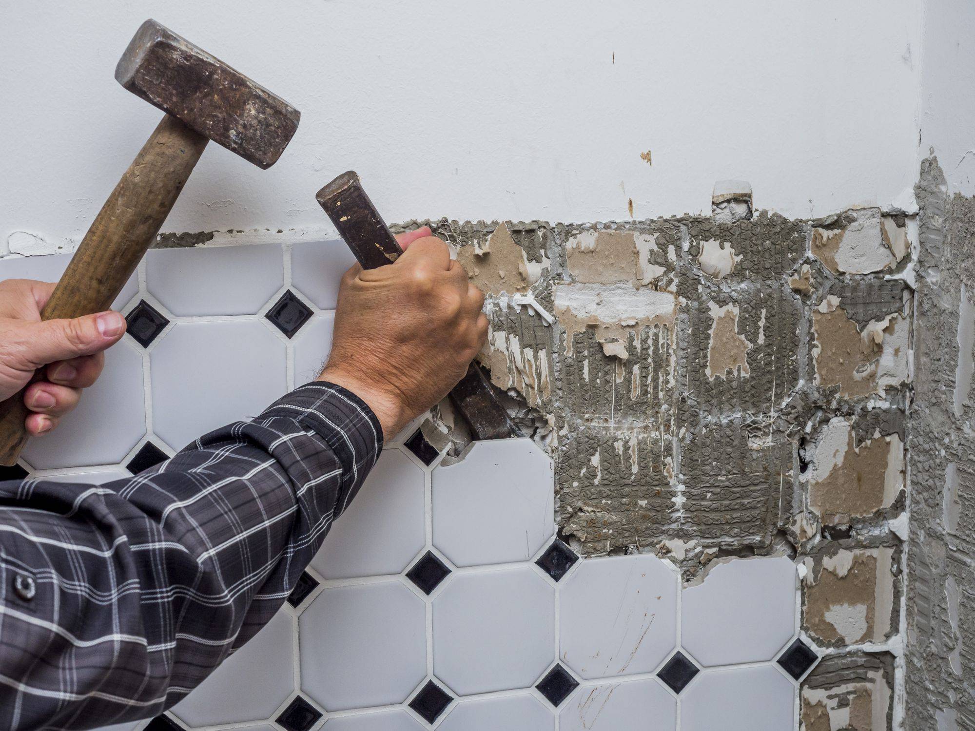 Как снять старую плитку со стен эффективно различным инструментом