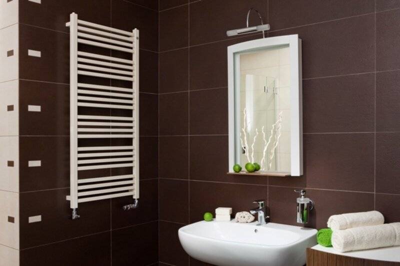 Дизайнерские полотенцесушители: бронзовые, черные матовые, стеклянные и золотые в интерьере ванной комнаты, фото, идеи для дизайна