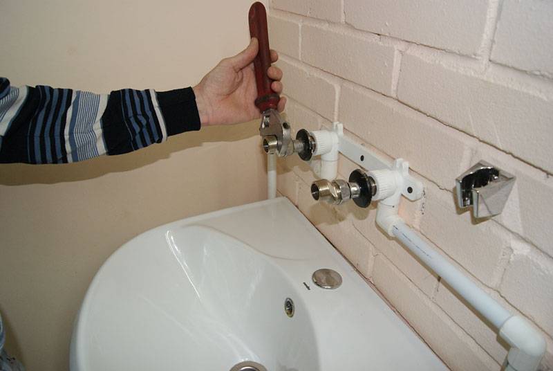 Установка настенного смесителя в ванной - инструкция для выполнения своими руками
