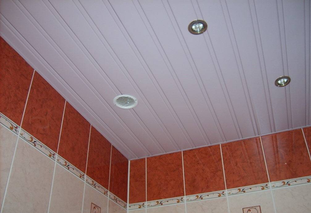 Какой потолок в ванной лучше: делаем выбор