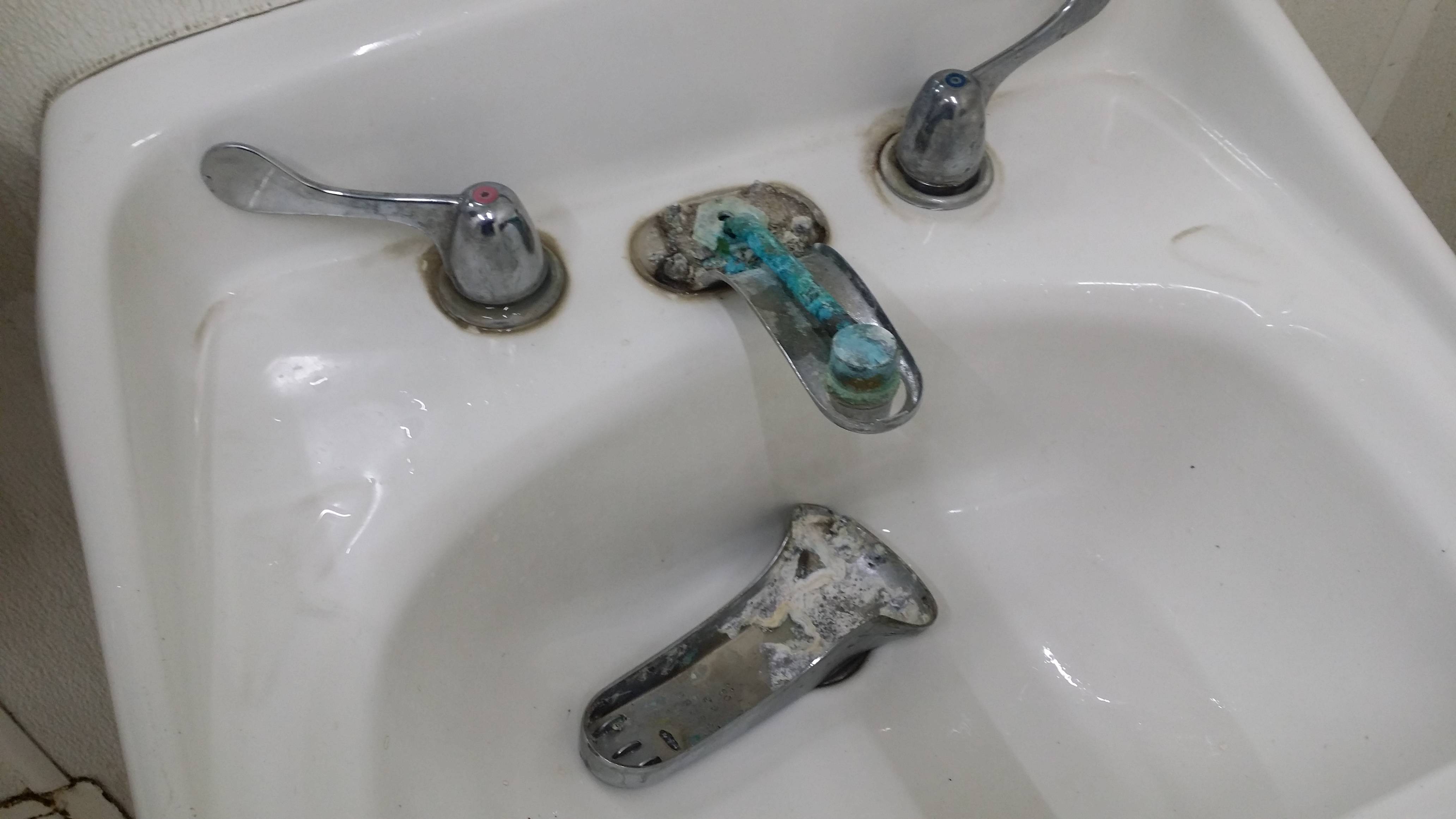 Как и чем удалить известковый налет в ванной?