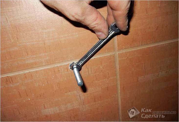 Как закрепить раковину в ванной к стене?