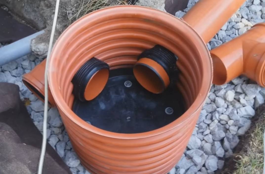 Ввод трубы в колодец: видео-инструкция по монтажу своими руками, особенности канализационных, пнд изделий, как загерметизировать, фото