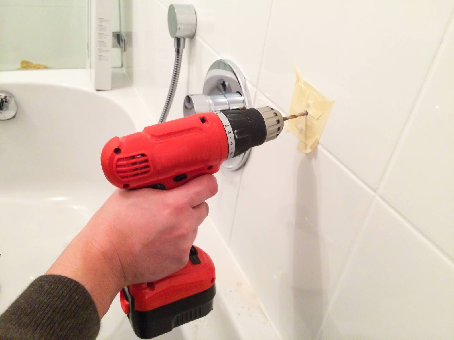 Как просверлить плитку в ванной чтобы она не треснула, делаем отверстие в стене