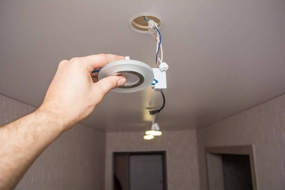 Как осуществить монтаж светильника в натяжной потолок