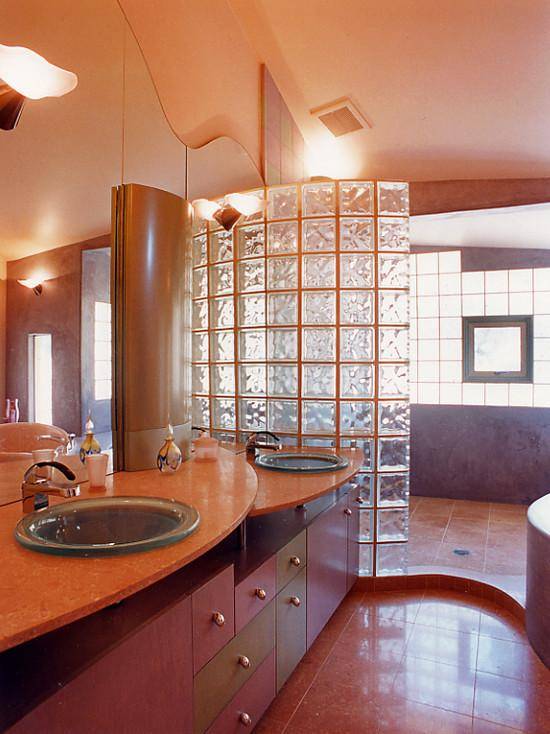 Стеклоблоки в интерьере для перегородок, ванных и душевых, кирпичи из стекла для стен - 23 фото