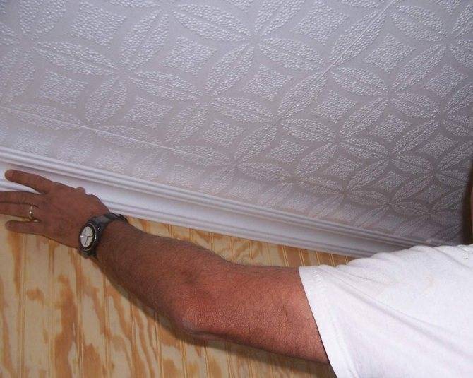 Как поклеить потолочную плитку на неровный потолок?