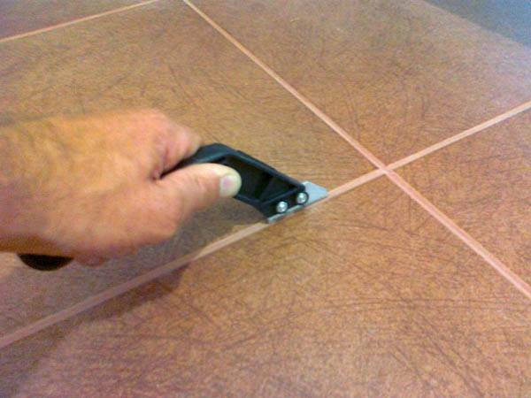 Как делать затирку швов плитки на полу и стене