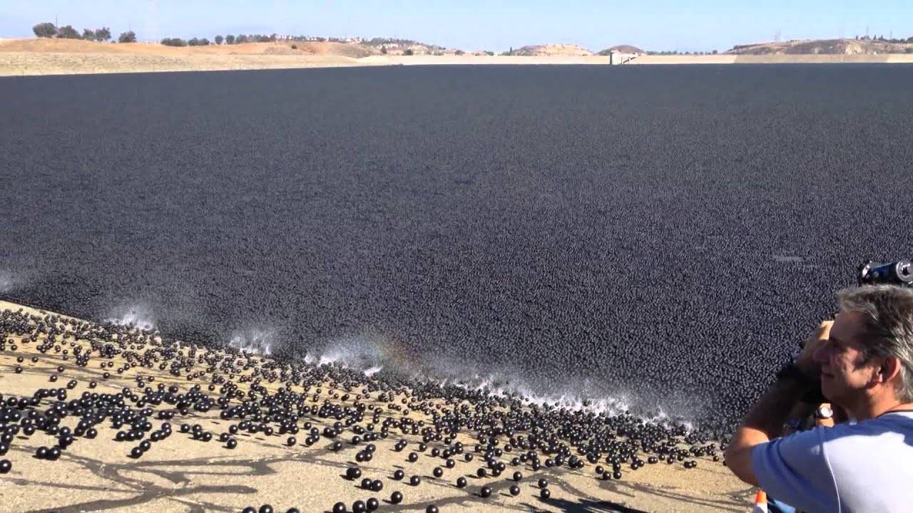 В лос-анджелесе ради спасения от засухи сбросили в водохранилище 96 млн черных шаров