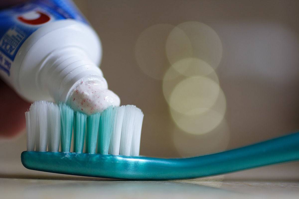 Как почистить утюг зубной пастой: простые способы