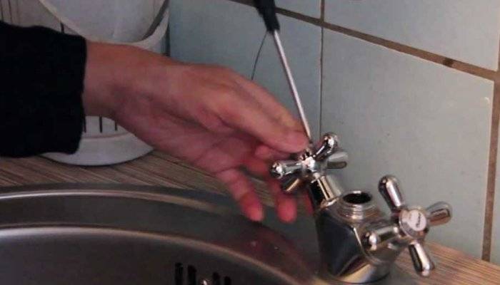 Как своими руками поменять смеситель на кухне
