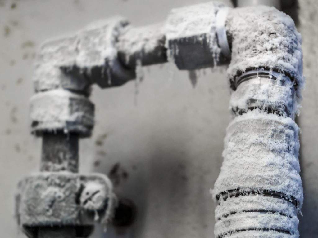Как отогреть замерзший водопровод: обзор 5-ти эффективных способов решения проблемы