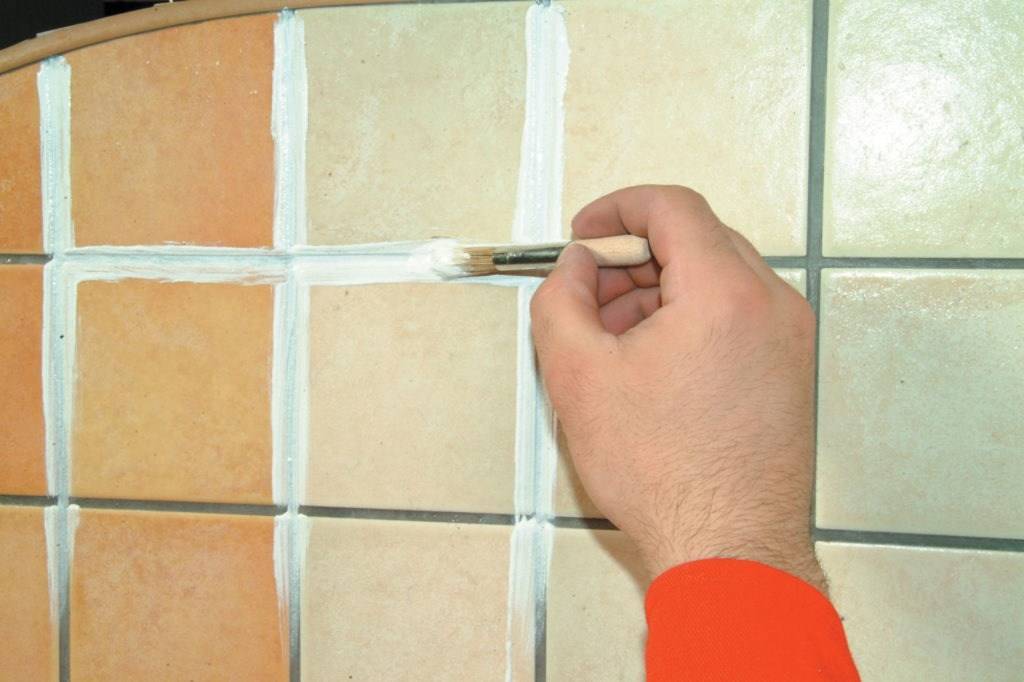 Особенности покраски плитки в ванной: как обновить старый интерьер