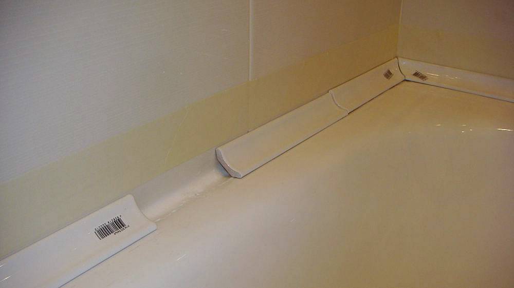Как выбрать и установить плинтус для закрытия стыка между стеной и ванной