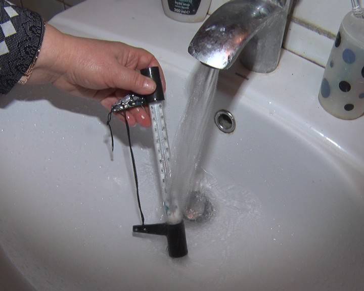 Вода в ванной бьет током — почему и что делать