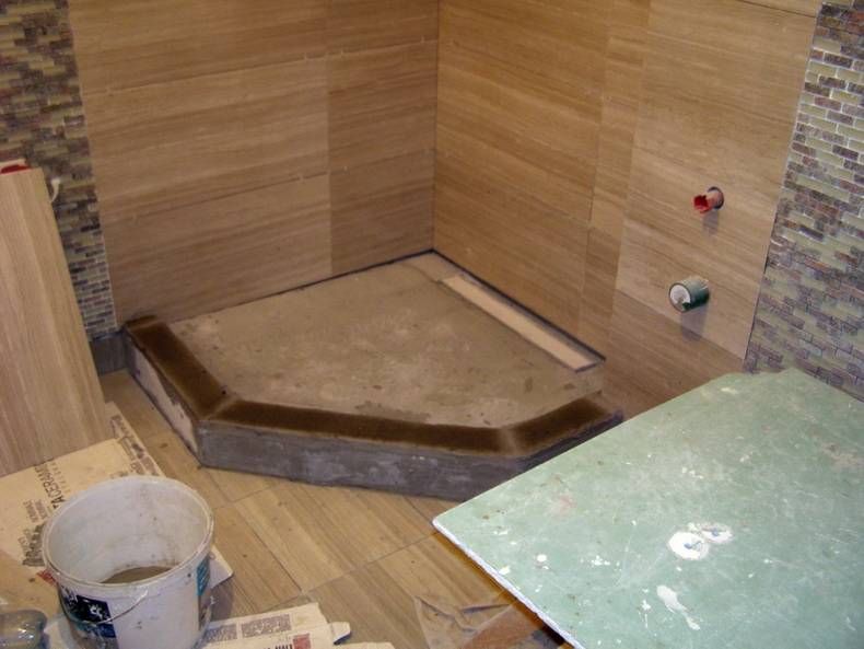Из чего и как сделать подиум в ванной комнате - 15 фото
