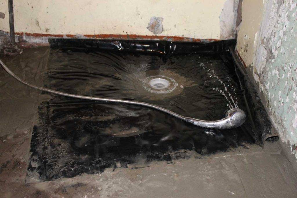 Почему нужна гидроизоляция в ванной под плитку, и как люди попадают, если её нет