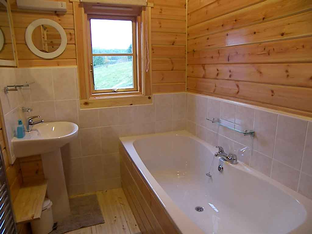 Ванная комната в деревянном доме: обустройство пола, стен и потолка