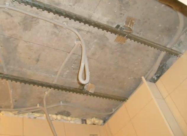 Монтаж реечных потолков своими руками в ванной комнате: фото и видео
