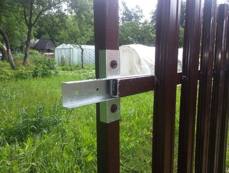 Как покрасить металлический забор чтобы не ржавел