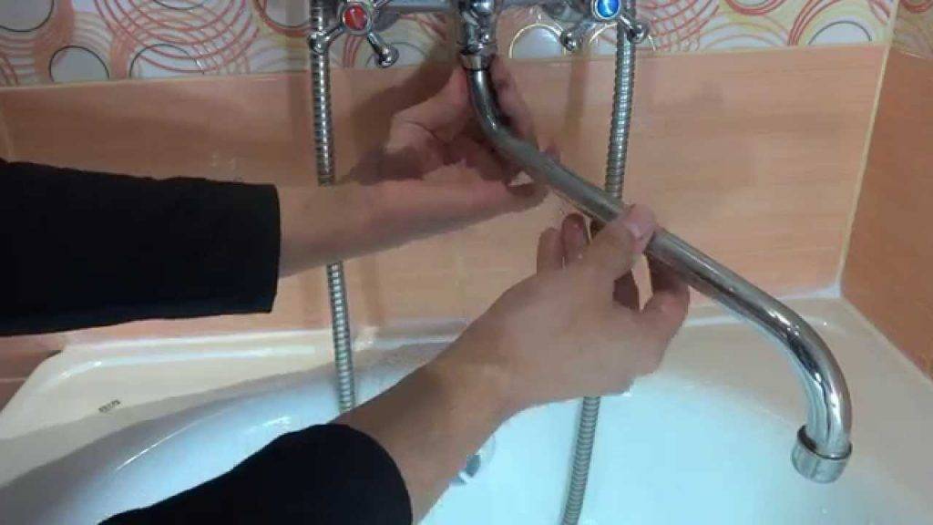 Как правильно выбрать гусак для смесителя в ванной?