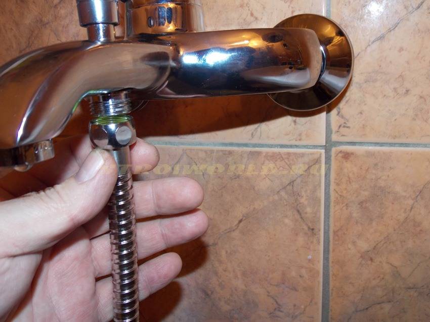 Установка смесителя в ванной  – пошаговое подключение и крепление к стене