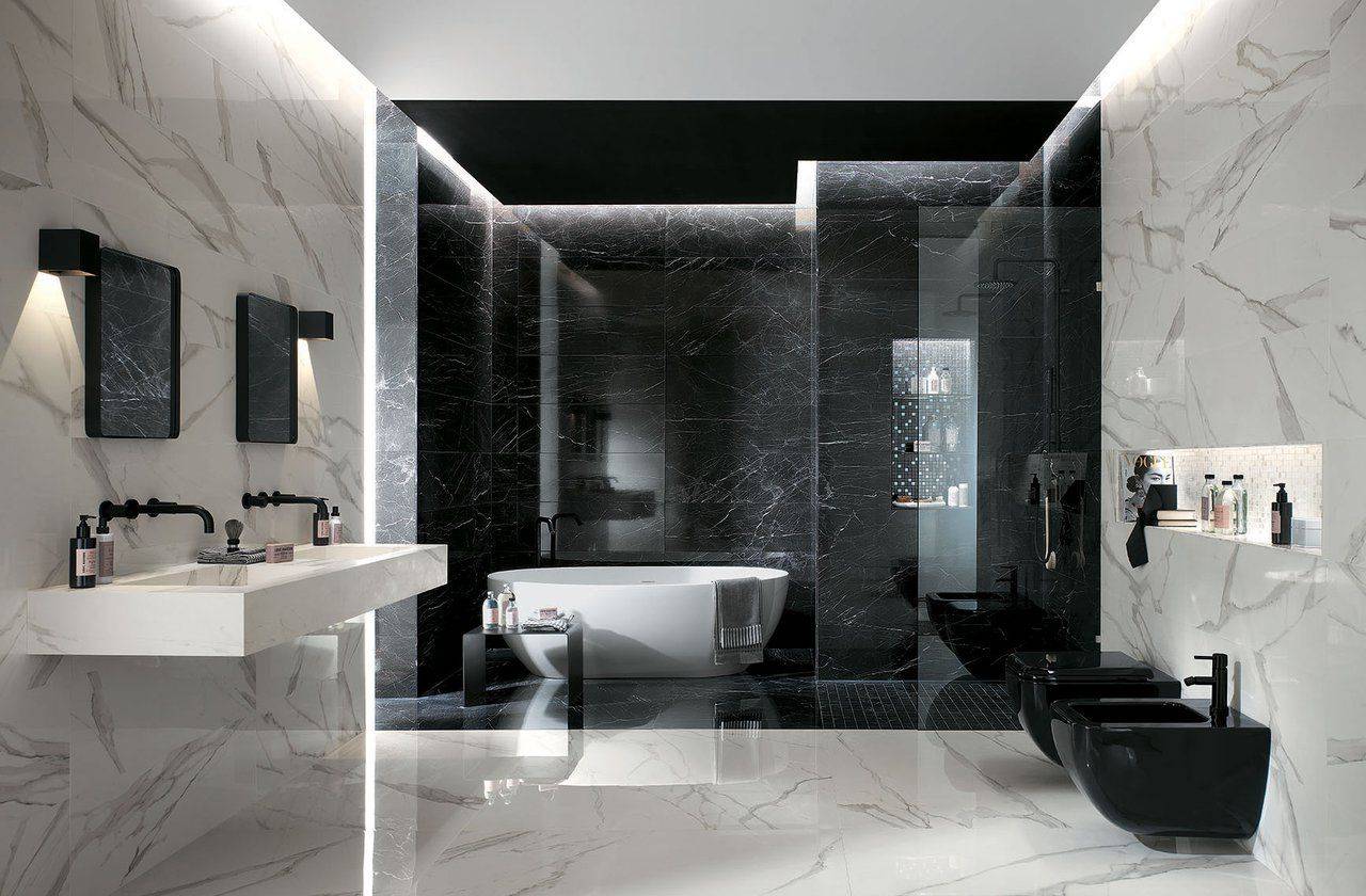 Плитка под мрамор для ванной комнаты, дизайн ванной в сером и белом мраморе, сочетание с деревом