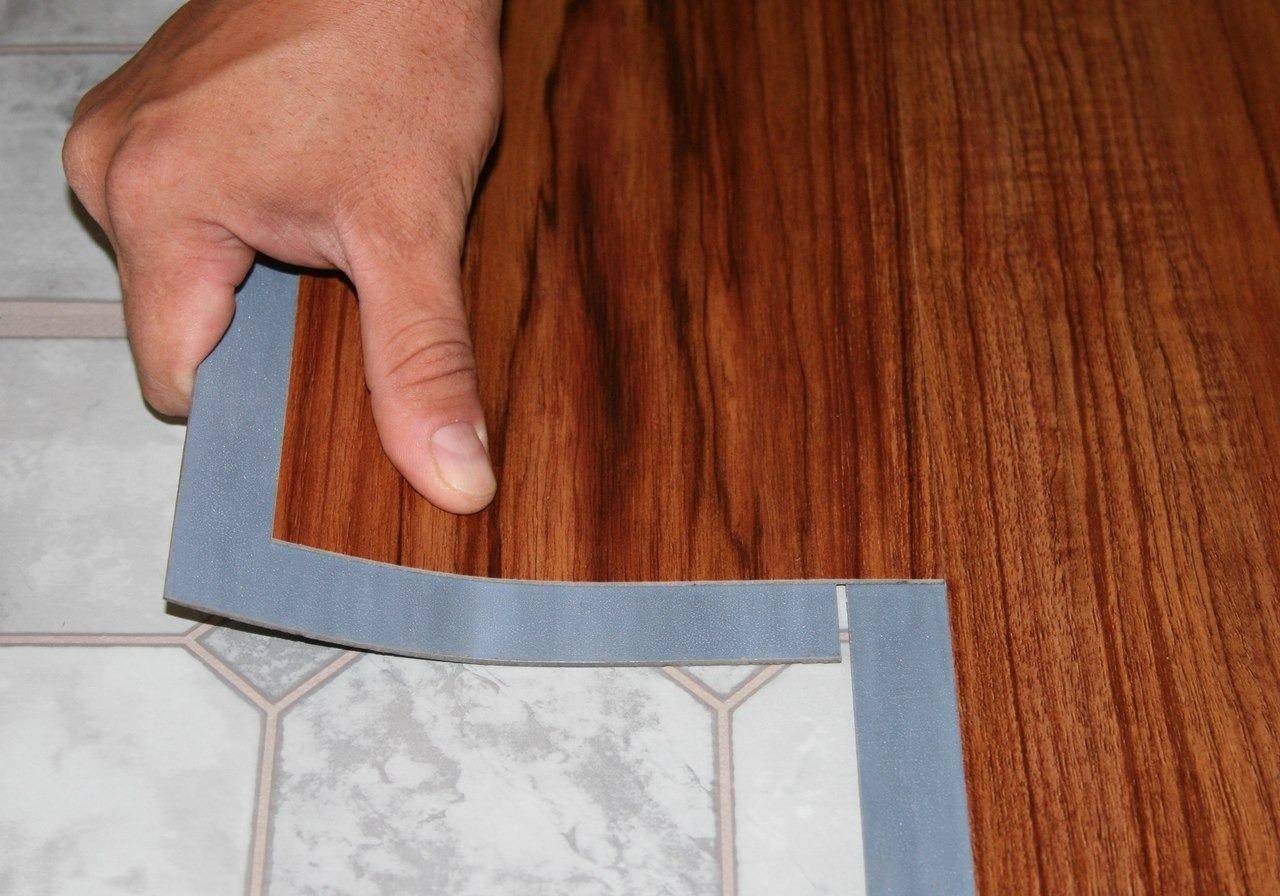 Укладка пвх плитки своими руками: подготовка поверхности и монтаж (видео)