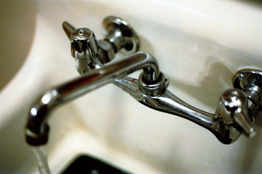 Гусак для смесителя в ванной: какую функцию выполняет