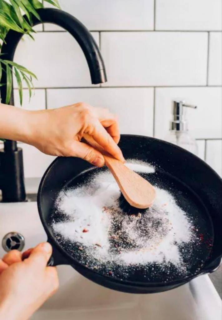 Как почистить сковороду до блеска в домашних условиях – народные и магазинные средства для чистки сковородок
