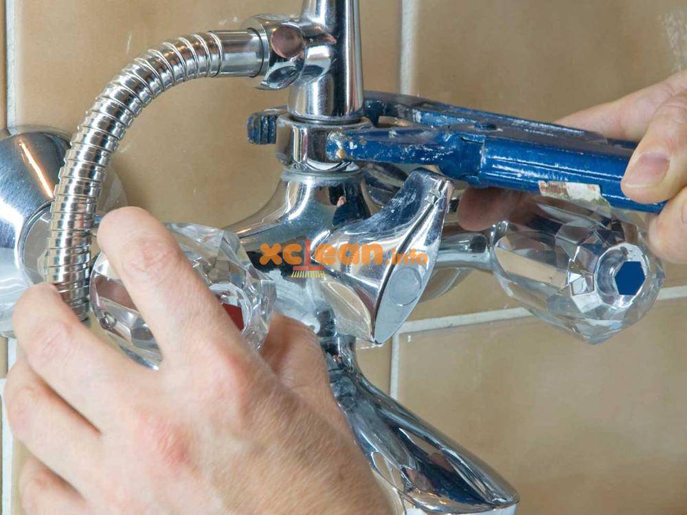 Течет смеситель в ванной из-под переключателя душ-кран: что делать, когда кнопка на кране для ванны подтекает