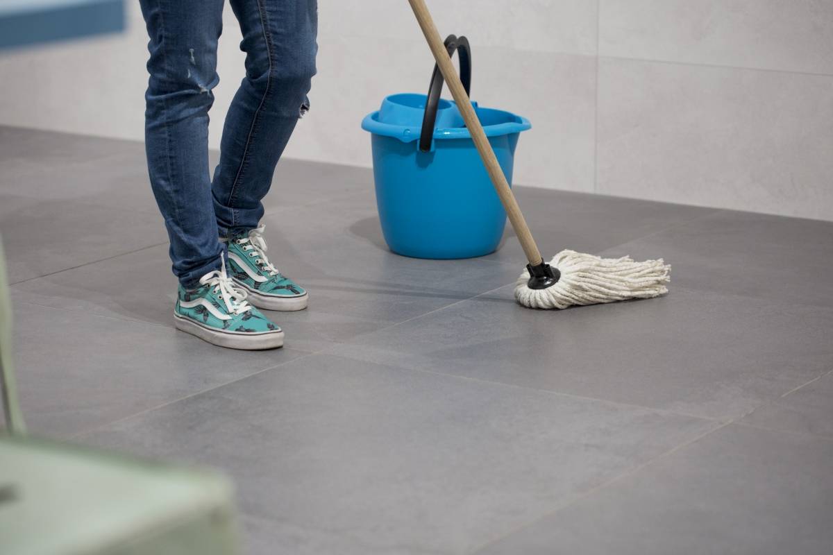 5 случаев, в которых приметы запрещают нам мыть полы дома