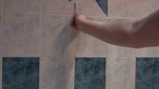 Как обновить швы между плиткой в ванной?