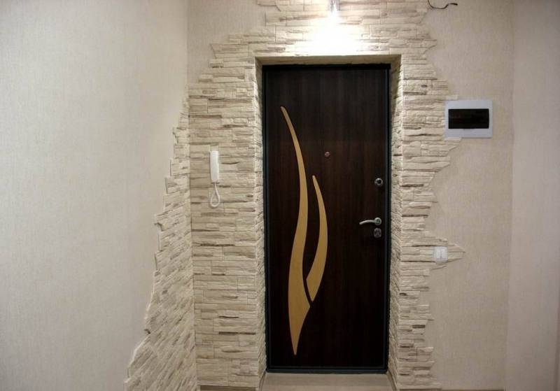 Отделка входной двери декоративным камнем, преимущества материала и приёмы стильного дизайна - 16 фото