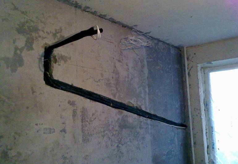 Можно ли штробить стены в панельном доме под проводку