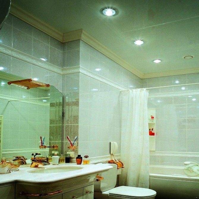 Натяжной потолок в ванной — плюсы и минусы