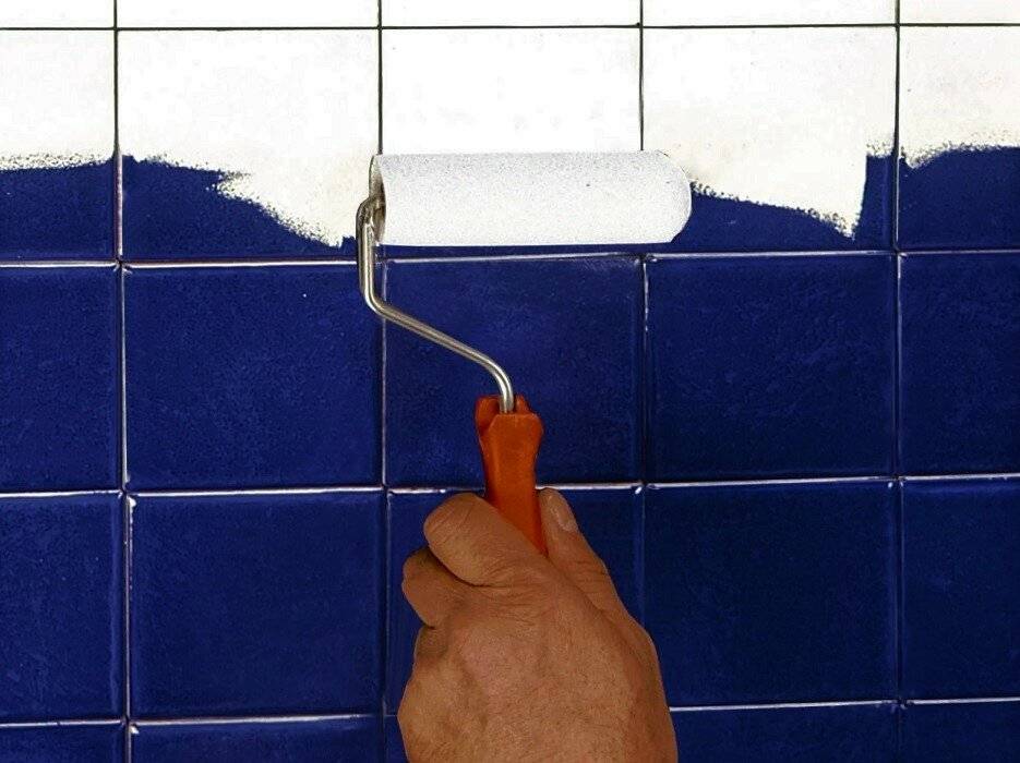 Укладка плитки на покрашенную стену в ванной