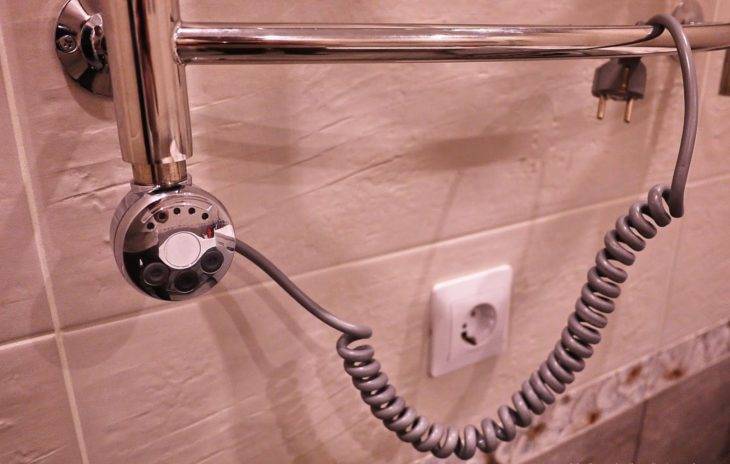 Бьет током от воды из крана, почему в ванной 220, причины утечки тока и что делать в таких случаях