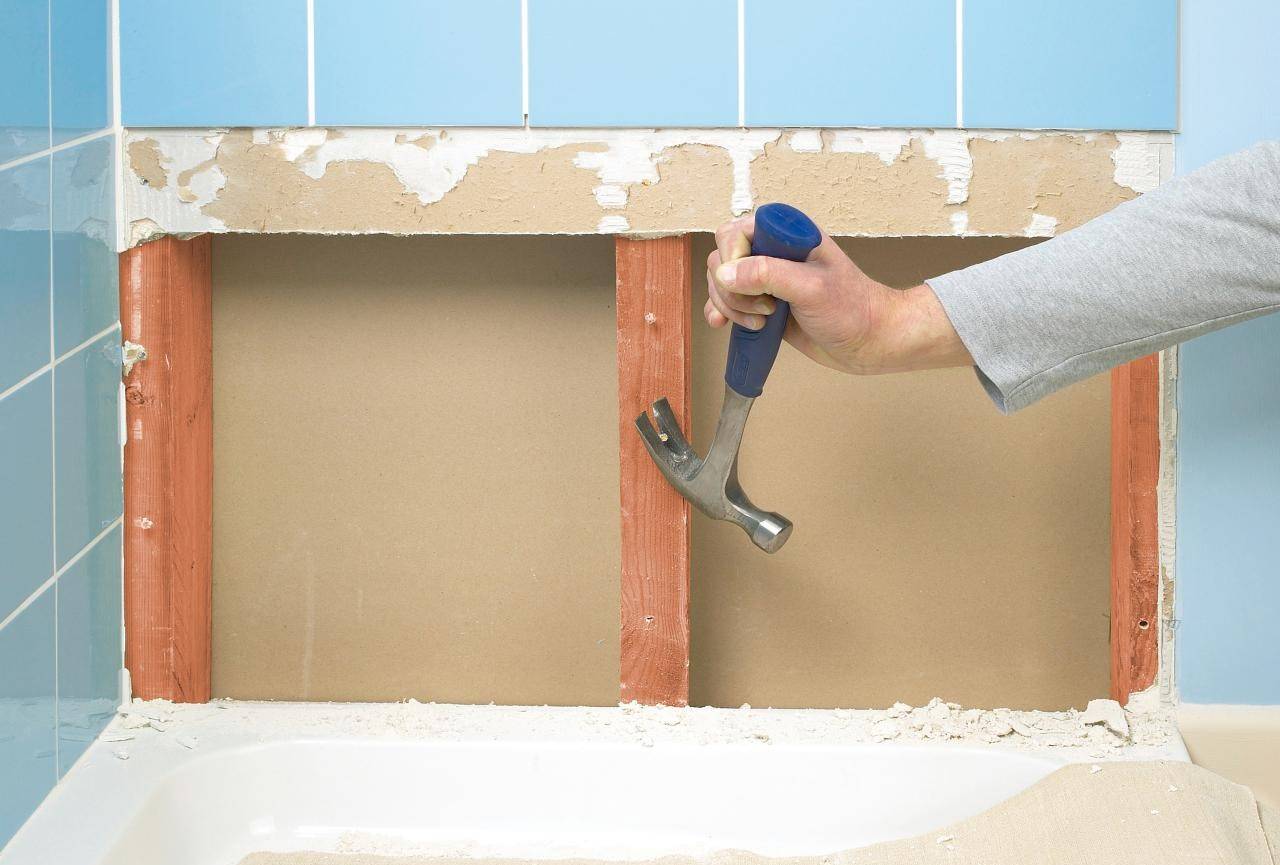 Как снять старую плитку со стен разными способами своими руками